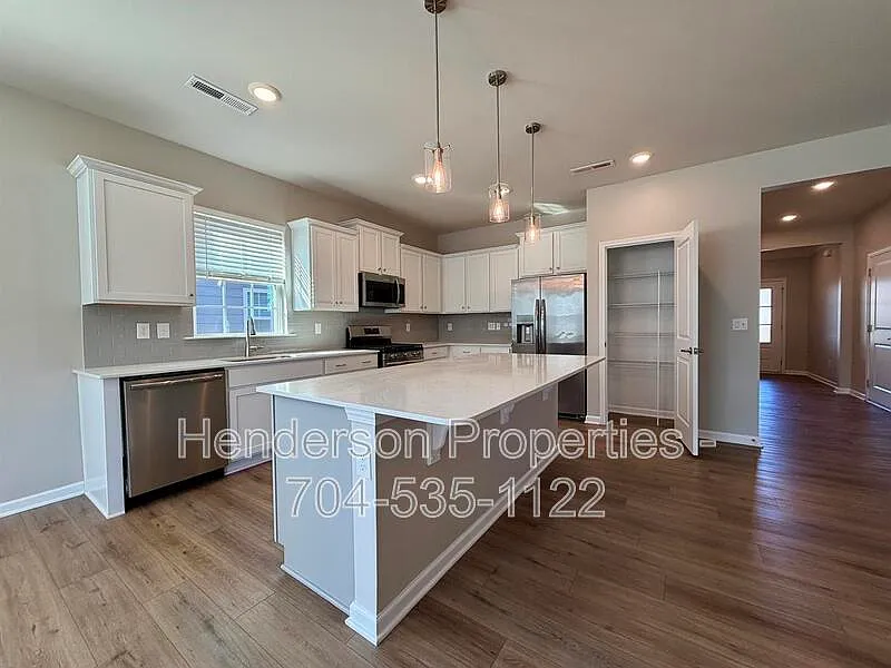 3 bed, 2.0 bath, 1592 sqft, $1,975 — Photo 2