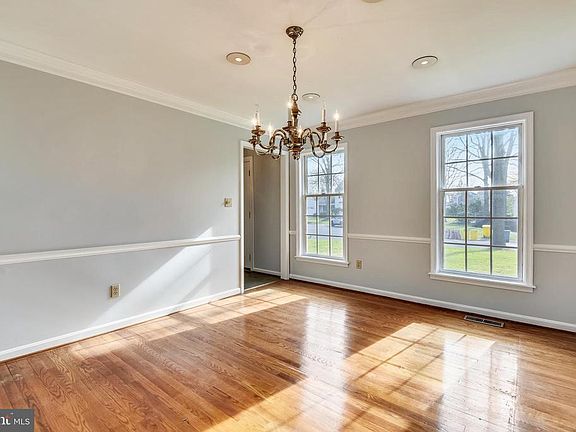 5th image of 473 Edinburgh Ct