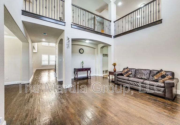 7340 Beranger Dr — Photo 10