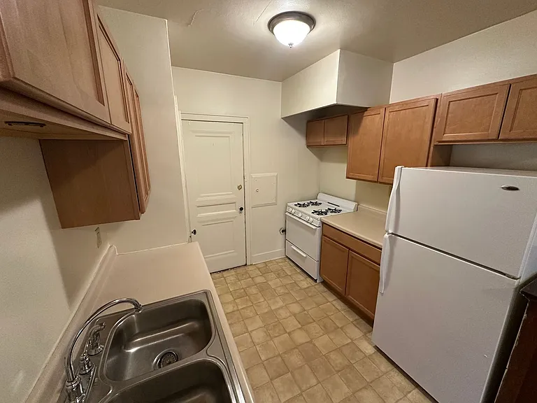 4480 N Oakland Ave — Photo 16