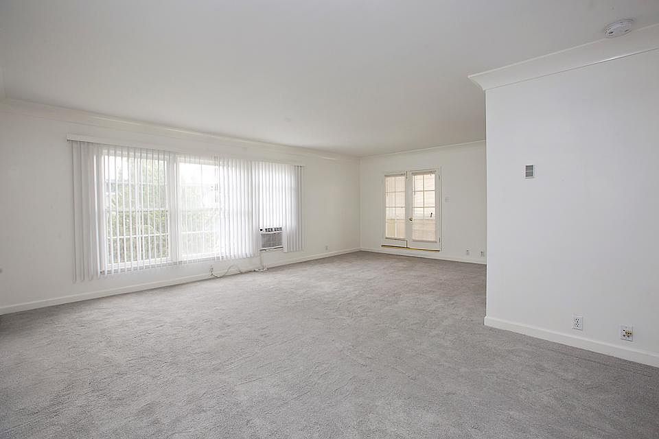 1st image of 5852 Woodman Ave