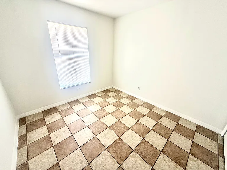 1241 Ermine St E — Photo 19