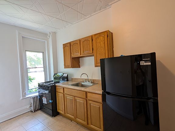 5th image of 139 Jefferson Ave APT 3R