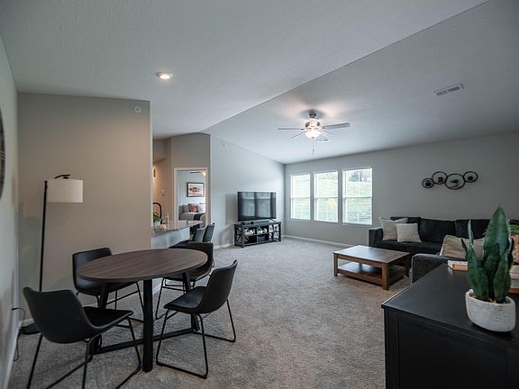 4th image of 744 Yorkshire Dr