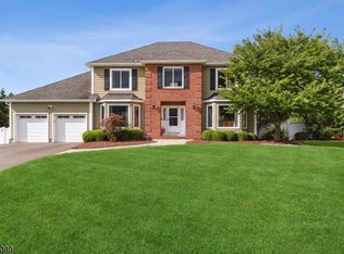 16 Heritage Dr, East Hanover, NJ 07936