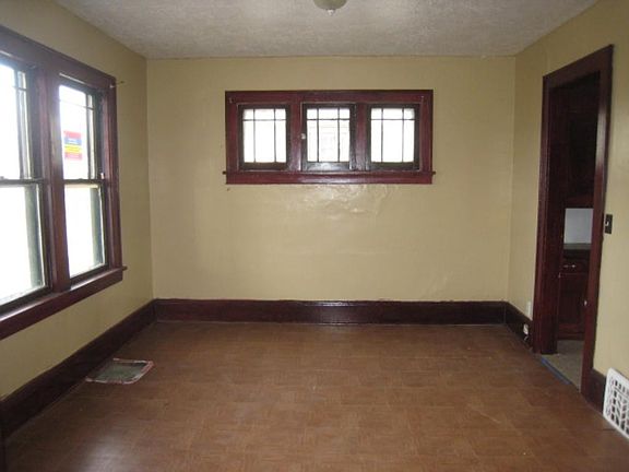 3rd image of 2922 Knox Ave N