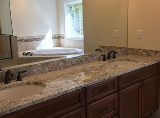 11 Quaker Ridge Ct, Pittstown, NJ 08867