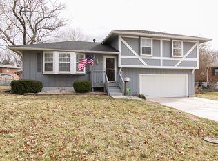 915 Ridge Dr, Belton, MO 64012