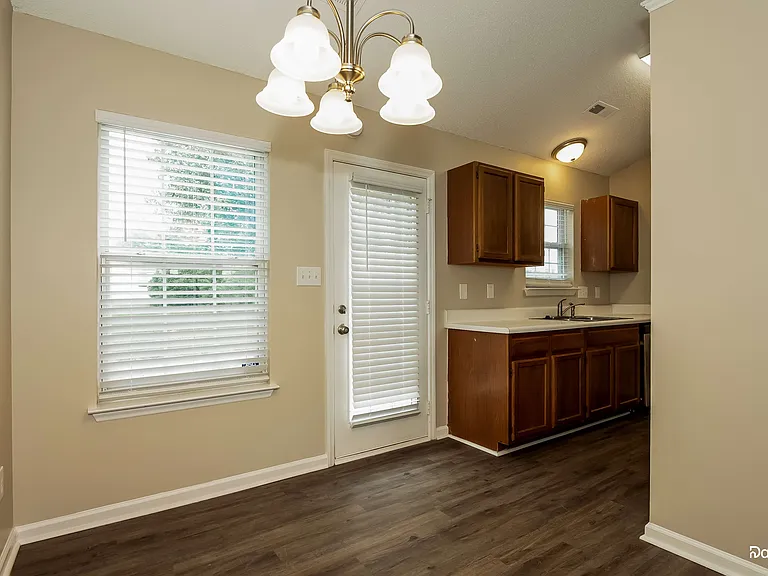 1531 Hudson Graham Ln — Photo 7