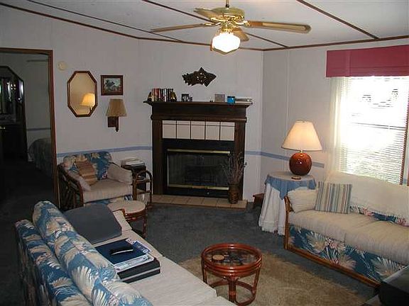 3rd image of 924 Dogwood Ln