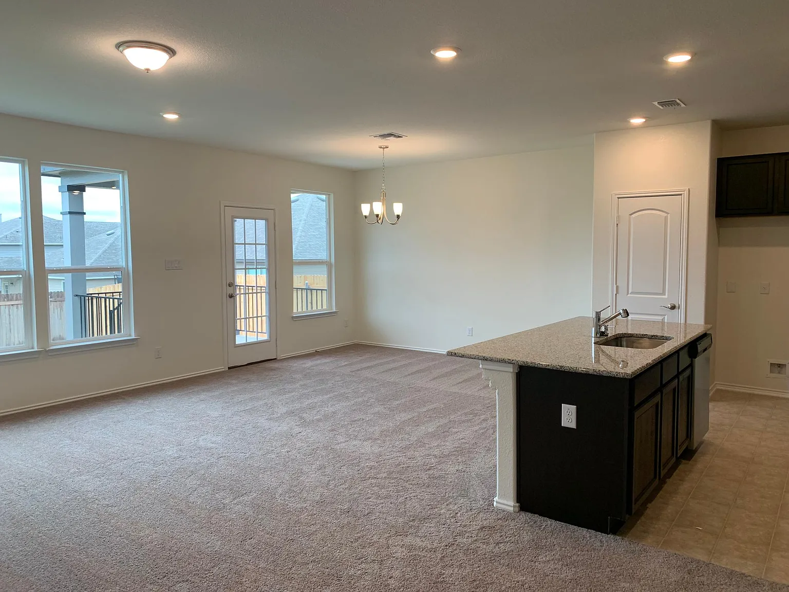 4 bed, 2.5 bath, 2502 sqft, $2,195 — Photo 4