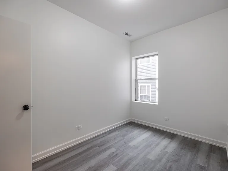 1016 N Hamlin Ave — Photo 4