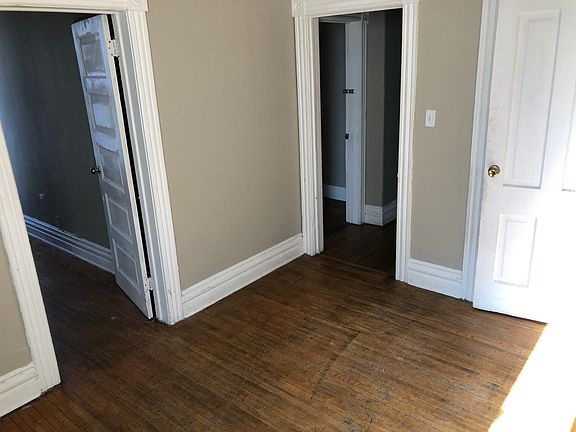 5th image of 365 Smith Ave N #2