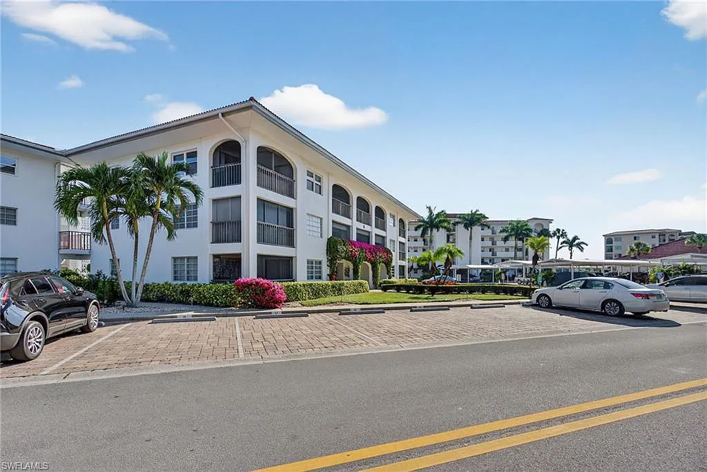 2 bed, 2.0 bath, 871 sqft, $2,500 — Photo 2