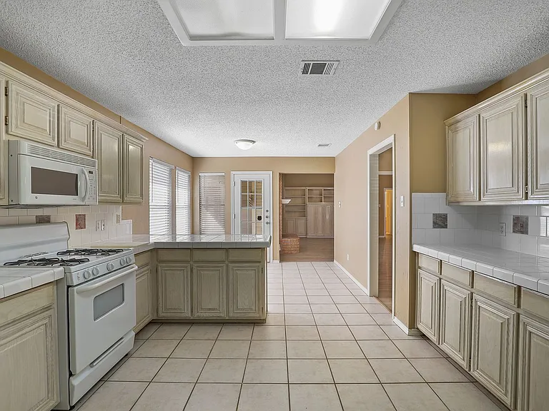 3040 Flamingo Cir — Photo 8