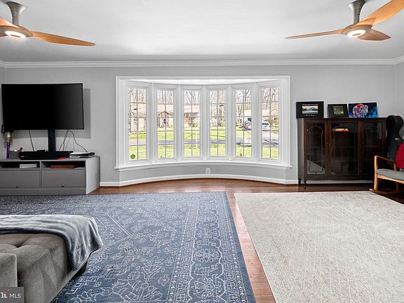 5th image of 4413 Dolphin Ln