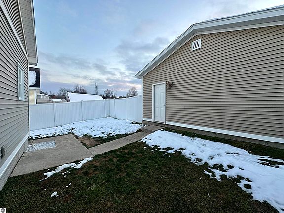 4th image of 829 Traditions Dr