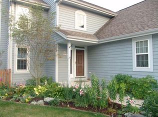 N48W16101 Lone Oak Ln, Menomonee Falls, WI