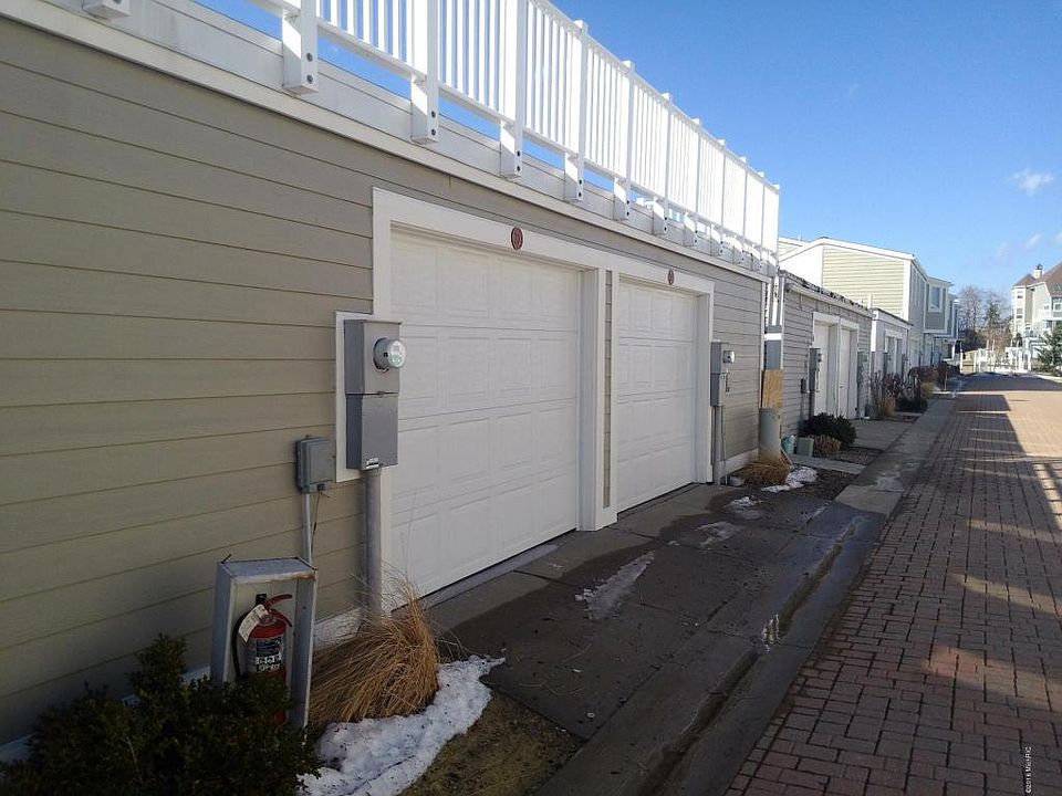 1st image of 32 Harbor Isle Dr