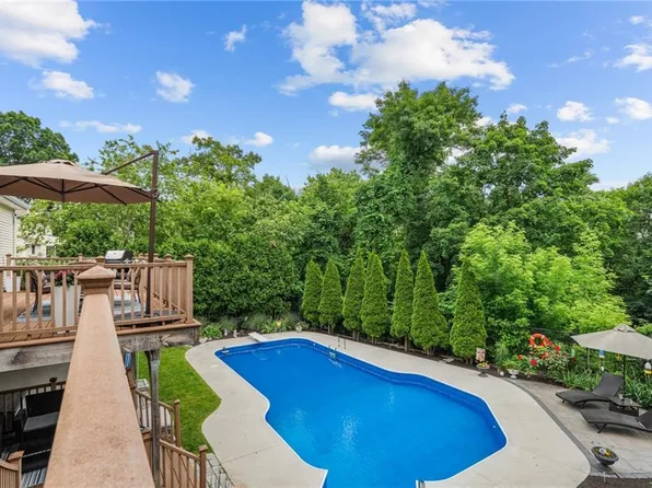 71 Rockridge Rd, Lincoln, RI 02865