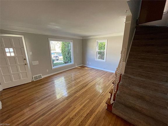 2nd image of 25500 Farringdon Ave