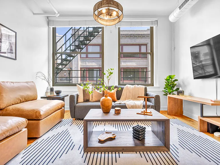 2042 E 4th St #300 — Photo 3