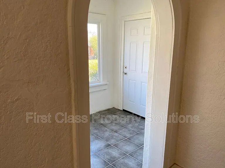1801 N Jordan Ave — Photo 19