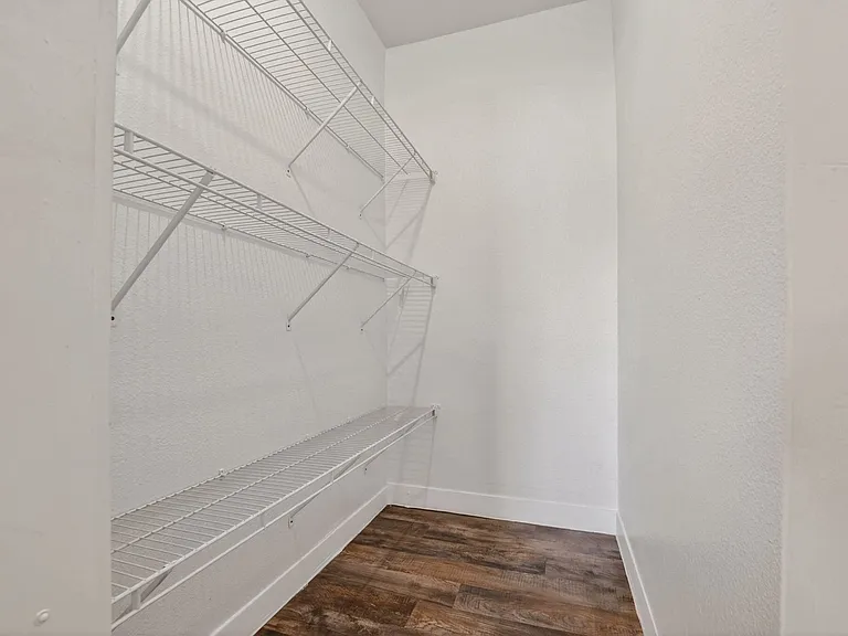 802 W McCormick St — Photo 5