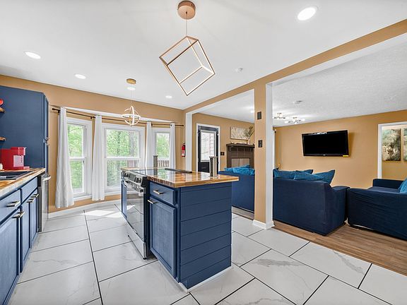 4th image of 1028 Foxmoor Dr