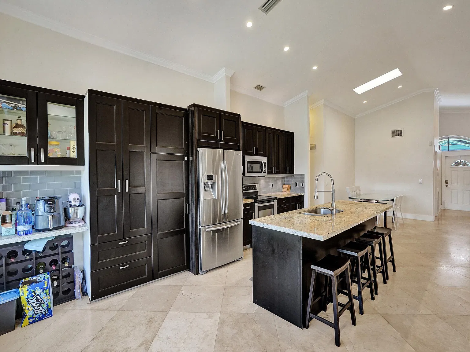 3 bed, 2.0 bath, 1609 sqft, $3,950 — Photo 3