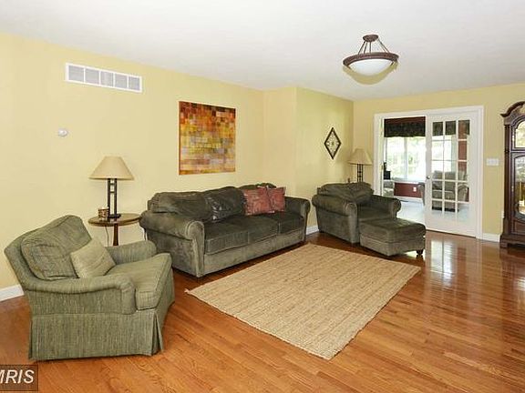 3rd image of 426 Woodcrest Dr