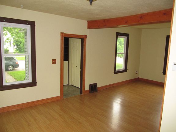 Living area, could be split to living and dining easily