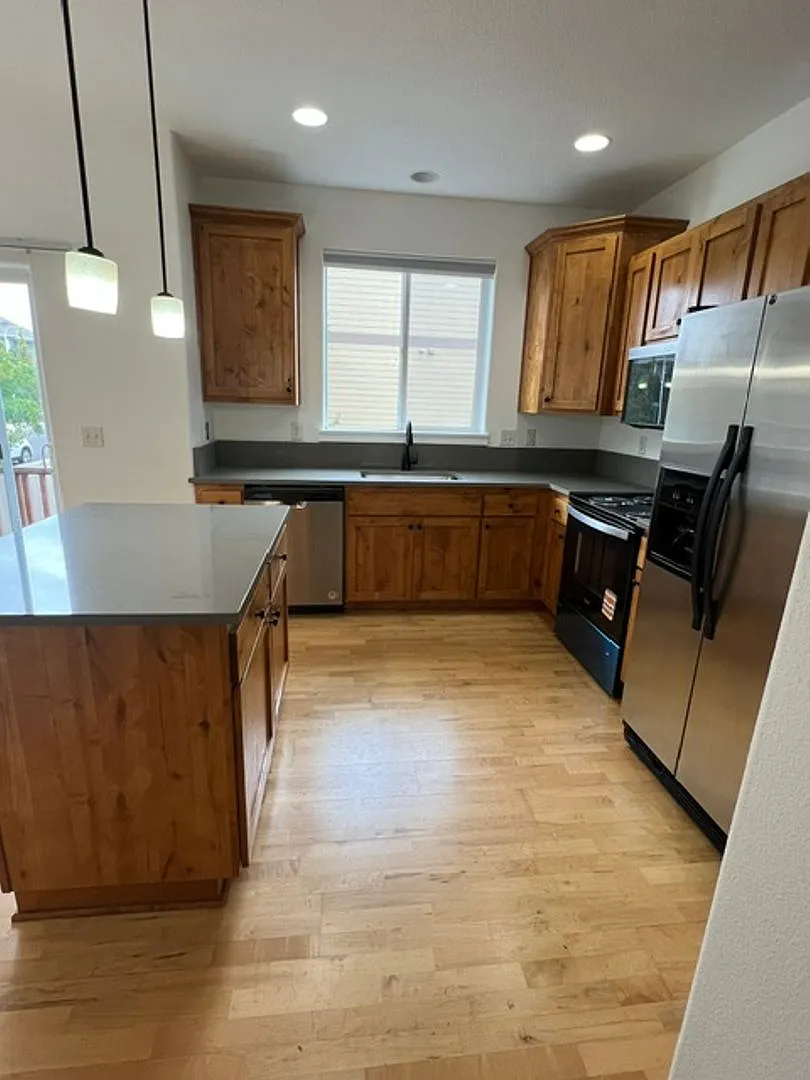 Craftsman Style Townhouse - 3 bedroom, 2.5 bath w/ Bonus Room - Attached Double Garage — Photo 3