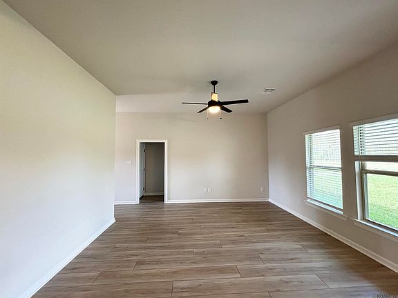 4th image of 926 Meadow Crossing Dr