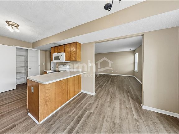 4th image of 10240 Draycott Ave