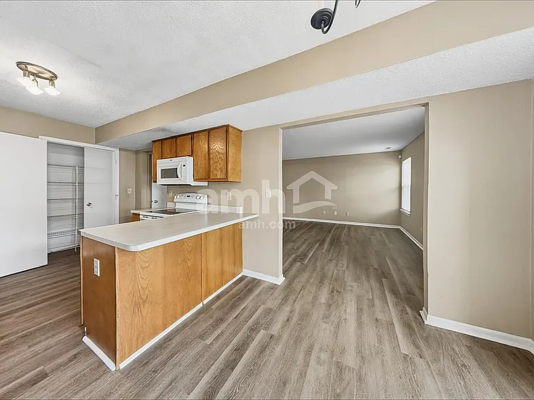 10240 Draycott Ave — Photo 4