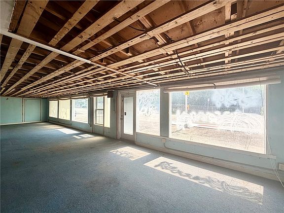 4th image of 870 S Miami St