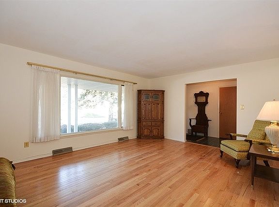 3rd image of 822 Longmeadow Dr