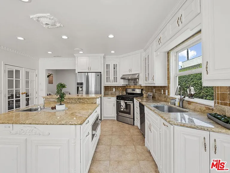 482 S Sherbourne Dr — Photo 8