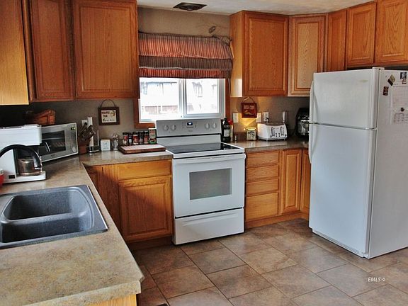 3rd image of 914 Woodbury St