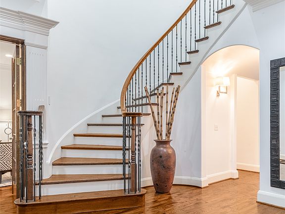 3rd image of 2716 Stanford Ave
