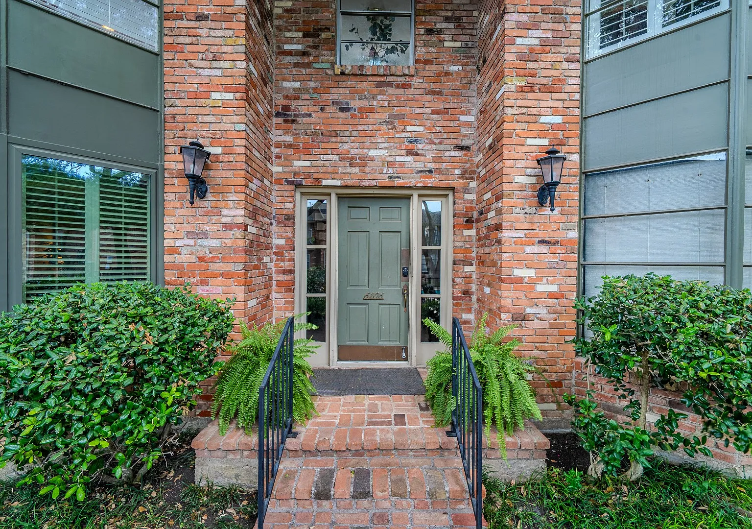 Experience the effortless elegance of living "behind the iconic pink wall" in this stunning resid... — Photo 1