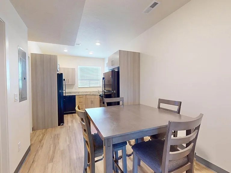 655 W 200 N — Photo 4