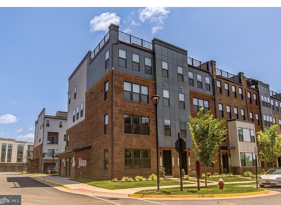 End Unit_Rear Garage_1 Driveway