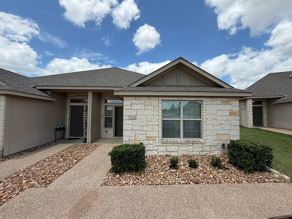 717 Ferrara Cir #B