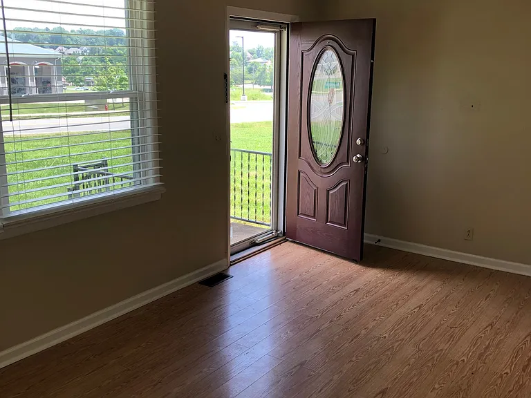340 Williamsburg Rd — Photo 2