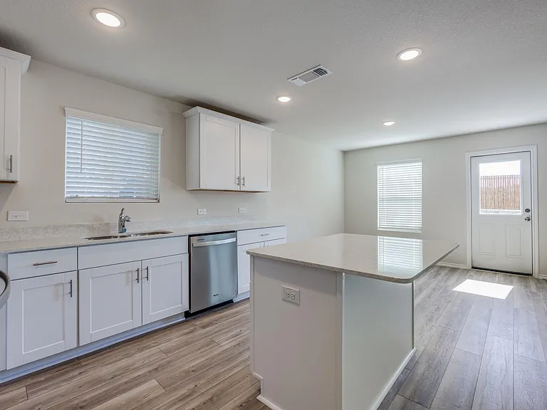 877 Table Rock St — Photo 5