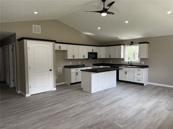 317 S Wallace St, Uhrichsville, OH 44683