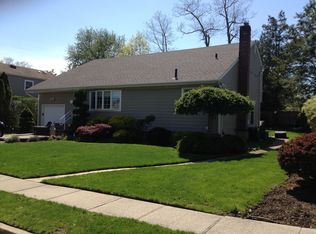 3 Rose Ln, Plainview, NY 11803