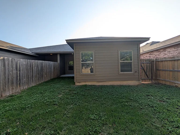 1209 Old FM 306 — Photo 23